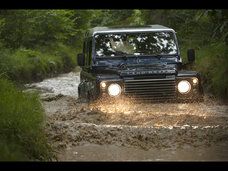 2013-Land-Rover-Defender-Driving-Through-Water-1-1280x960.jpg