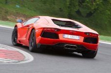 lamborghini-aventador-2_0.jpg