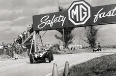 brabhamleadsmclaren1959.jpg