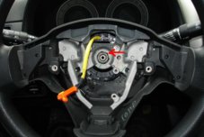Toyota_Corolla_ustanovka_kruiz-kontrolya_i_knopok_upravleniya_magnitoloy_na_rule_7.jpg