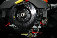 Toyota_Corolla_ustanovka_kruiz-kontrolya_i_knopok_upravleniya_magnitoloy_na_rule_9.jpg