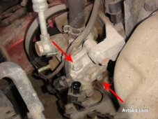 Zamena_salnika_nasosa_gidrousilitelya_Mitsubishi_Lancer_1.jpg