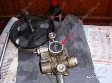Zamena_salnika_nasosa_gidrousilitelya_Mitsubishi_Lancer_6.jpg