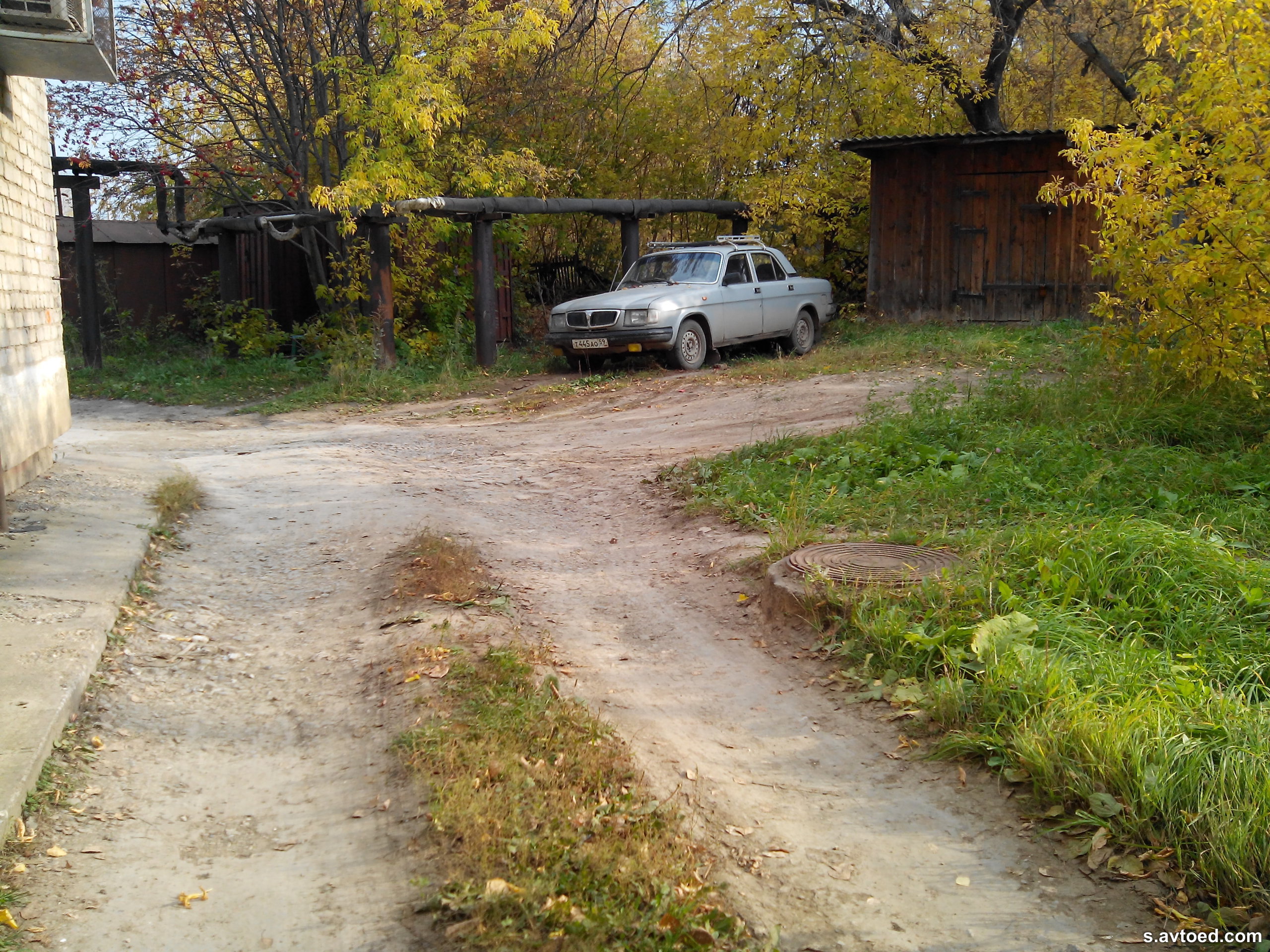 Старая Волга (не река) на фоне осеннего пейзажа...