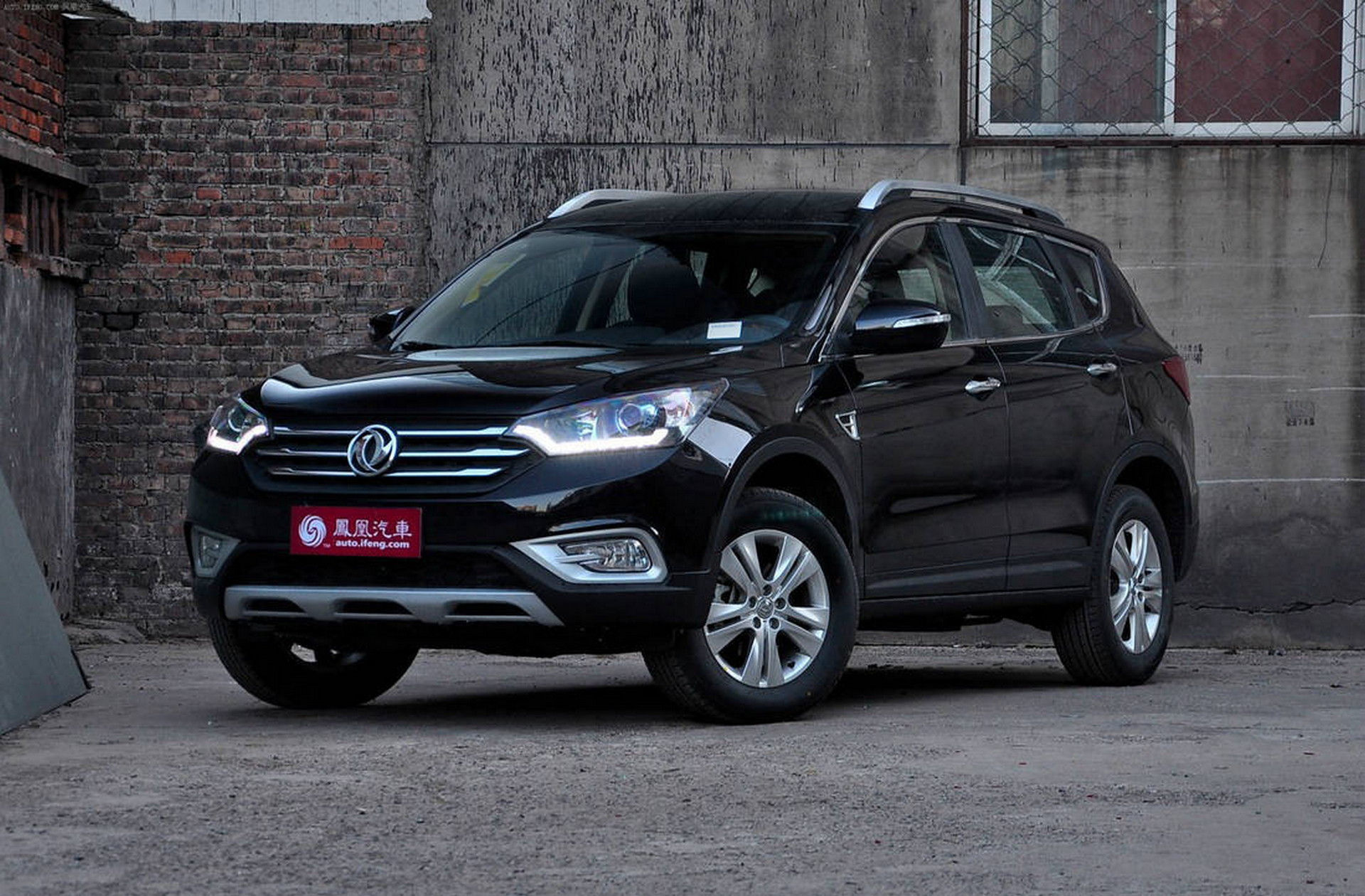 7-1-Dongfeng_AX7_pokolenie_2017_goda.jpg